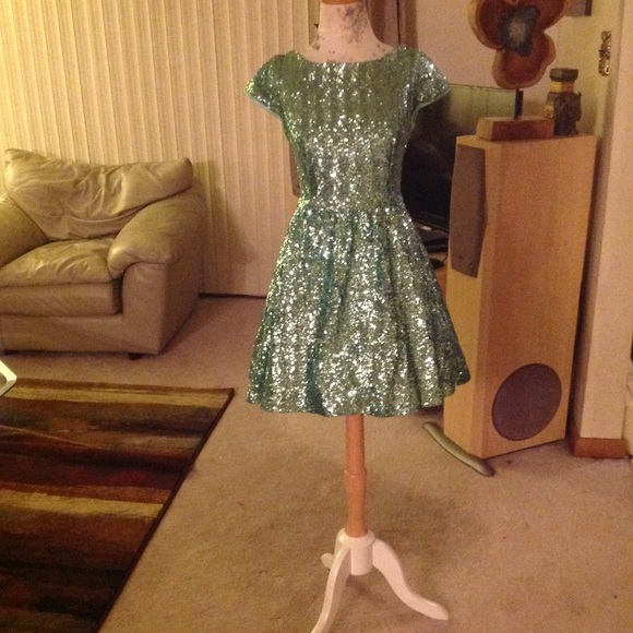 Women dress by Arden B green size 6 - Picture 2 of 7